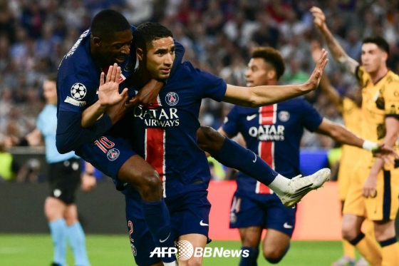 파리 생제르맹(PSG) 아슈라프 하키미가 1일(한국시간) 독일 뮌헨의 알리안츠 아레나에서 열린 2024~2025 유럽축구연맹(UEFA) 챔피언스리그 결승전 인터밀란전에서 전반 12분 선제골을 넣은 뒤 골 세리머니 대신 인터밀란 관중들에게 사과하고 있다. 인터밀란은 하키미가 PSG로 이적하기 전 한 시즌 몸 담았던 친정팀인데, 세리머니를 하지 않은 건 친정팀에 대한 예우 차원이었다. /AFPBBNews=뉴스1 