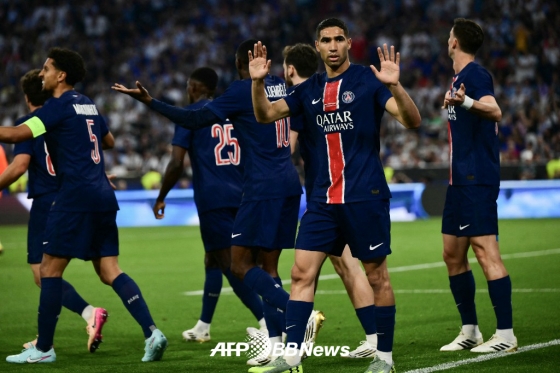 파리 생제르맹(PSG) 아슈라프 하키미가 1일(한국시간) 독일 뮌헨의 알리안츠 아레나에서 열린 2024~2025 유럽축구연맹(UEFA) 챔피언스리그 결승전 인터밀란전에서 전반 12분 선제골을 넣은 뒤 골 세리머니 대신 인터밀란 관중들에게 사과하고 있다. 인터밀란은 하키미가 PSG로 이적하기 전 한 시즌 몸 담았던 친정팀인데, 세리머니를 하지 않은 건 친정팀에 대한 예우 차원이었다. /AFPBBNews=뉴스1 