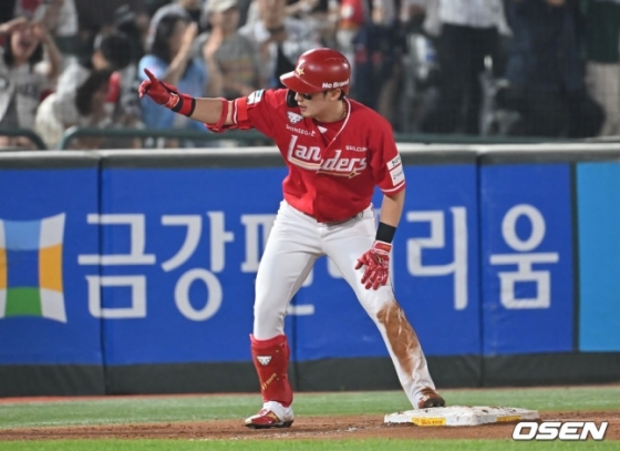 9회초 3루타를 때려낸 최지훈.
