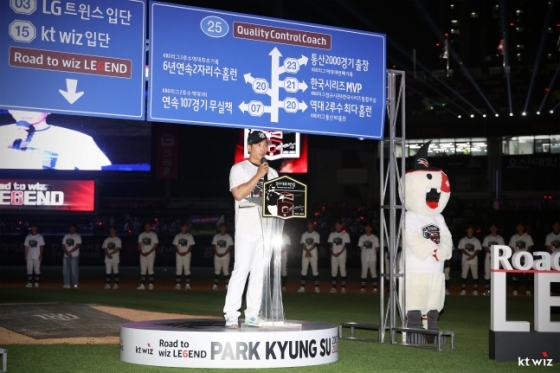 KT 박경수가 1일 수원 KIA전 종료 후 열린 자신의 은퇴식에서 소감을 말하고 있다. /사진=KT 위즈 제공