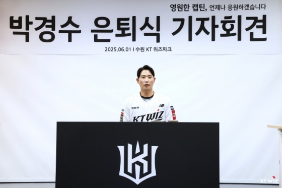 KT 박경수 코치가 1일 수원KT위즈파크에서 KIA전을 앞두고 열린 은퇴 기자회견에서 취재진과 인터뷰하고 있다. /사진=KT 위즈 제공