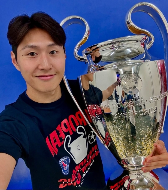 챔피언스리그 우승 트로피를 든 이강인. /사진=이강인 개인사회관계망서비스(SNS)