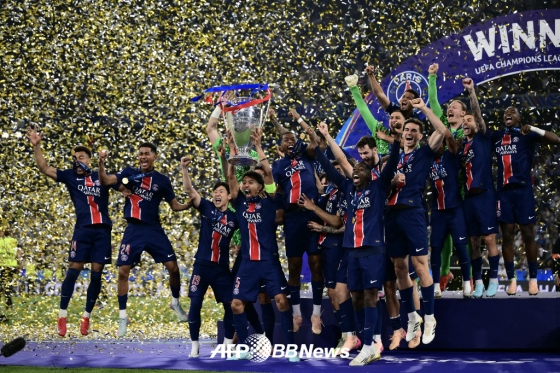 파리 생제르맹(PSG) 선수들이 1일(한국시간) 독일 뮌헨의 알리안츠 아레나에서 2024~2025 유럽축구연맹(UEFA) 챔피언스리그 우승 세리머니를 하고 있다. /AFPBBNews=뉴스1 