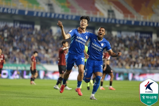 세라핌(오른쪽)이 김지현의 득점을 축하하고 있다. /사진=한국프로축구연맹 제공