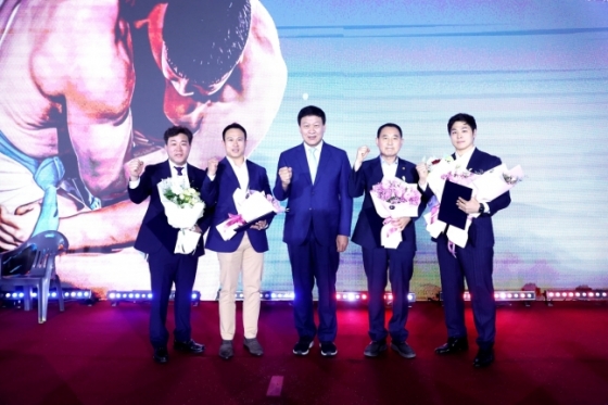 5월 31일 문체부 장관 표창을 받은 씨름 발전 유공자들과 이준희(가운데) 대한씨름협회장. /사진=대한씨름협회