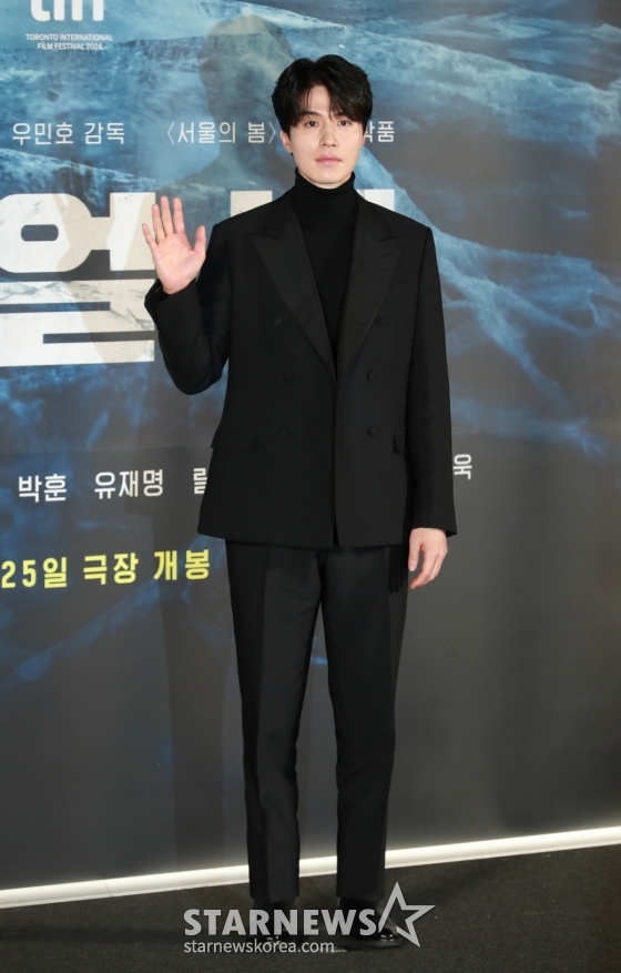 배우 이동욱이 27일 오전 서울 CGV용산아이파크몰에서 진행된 영화 &#039;하얼빈&#039;(감독 우민호) 제작발표회에 참석해 포즈를 취하고 있다. /2024.11.27 /사진=이동훈 photoguy@