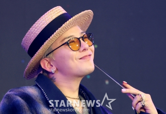 (대전=뉴스1) 권현진 기자 = 빅뱅 지드래곤(GD, 본명 권지용)이 9일 오후 대전 유성구 카이스트 본원 류근철 스포츠 컴플렉스에서 열린 &#039;이노베이트 코리아 2025&#039; 스페셜 토크쇼에서 미소를 짓고 있다. 2025.4.9/뉴스1  Copyright (C) 뉴스1. All rights reserved. 무단 전재 및 재배포,  AI학습 이용 금지. /사진=(대전=뉴스1) 권현진 기자