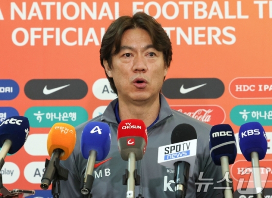 축구 국가대표팀 홍명보 감독이 2일 이라크전 원정경기를 하기 위해 인천국제공항을 통해 출국하며 인터뷰를 하고 있다. 대한민국 축구대표팀은 6일 오전 3시15분(한국시간) 이라크와 2026 국제축구연맹(FIFA) 북중미 월드컵 아시아 3차 예선 B조 경기를 치른다. /사진=뉴스1