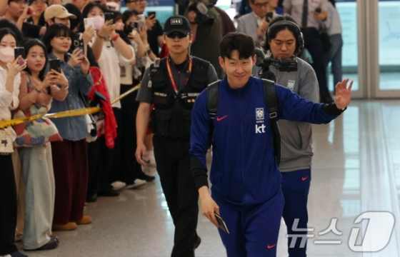 축구 국가대표팀 주장 손흥민 선수가 2일 이라크전 원정경기를 하기 위해 인천국제공항을 통해 출국하고 있다. 대한민국 축구대표팀은 6일 오전 3시15분(한국시간) 이라크와 2026 국제축구연맹(FIFA) 북중미 월드컵 아시아 3차 예선 B조 경기를 치른다. /사진=뉴스1