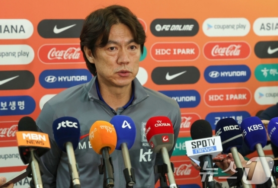 축구 국가대표팀 홍명보 감독이 2일 이라크전 원정경기를 하기 위해 인천국제공항을 통해 출국하며 인터뷰를 하고 있다. 대한민국 축구대표팀은 6일 오전 3시15분(한국시간) 이라크와 2026 국제축구연맹(FIFA) 북중미 월드컵 아시아 3차 예선 B조 경기를 치른다. /사진=뉴스1
