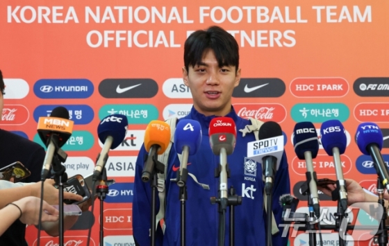축구 국가대표팀 전진우 선수가 2일 이라크전 원정경기를 하기 위해 인천국제공항을 통해 출국하며 인터뷰를 하고 있다. 대한민국 축구대표팀은 6일 오전 3시15분(한국시간) 이라크와 2026 국제축구연맹(FIFA) 북중미 월드컵 아시아 3차 예선 B조 경기를 치른다. /사진=뉴스1
