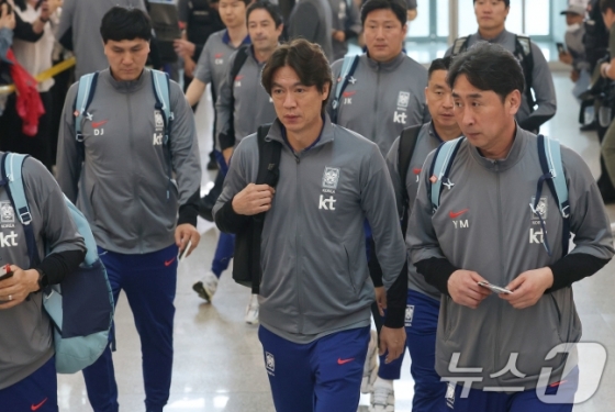축구 국가대표팀 홍명보 감독이 2일 이라크전 원정경기를 하기 위해 인천국제공항을 통해 출국하고 있다. 대한민국 축구대표팀은 6일 오전 3시15분(한국시간) 이라크와 2026 국제축구연맹(FIFA) 북중미 월드컵 아시아 3차 예선 B조 경기를 치른다. /사진=뉴스1