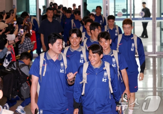 축구 국가대표팀 선수들이 2일 이라크전 원정경기를 하기 위해 인천국제공항을 통해 출국하고 있다. 대한민국 축구대표팀은 6일 오전 3시15분(한국시간) 이라크와 2026 국제축구연맹(FIFA) 북중미 월드컵 아시아 3차 예선 B조 경기를 치른다. /사진=뉴스1