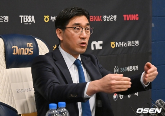 이진만 NC 구단 대표이사가 지난달 30일 기자회견을 하고 있다. 