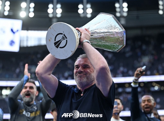엔지 포스테코글루 토트넘 감독이 유럽축구연맹(UEFA) 유로파리그 우승 트로피를 들고 기뻐하고 있다. /AFPBBNews=뉴스1