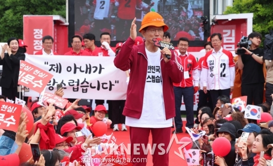 [제주=뉴시스] 우장호 기자 = 김문수 국민의힘 대선 후보가 2일 오전 제주시 일도일동 동문로터리에서 열린 유세에서 연설을 하고 있다. (제주도사진기자회) 2025.06.02. woo1223@newsis.com /사진=우장호