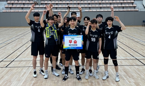 김광국(가운데) 등 한국전력 출신 선수들이 주축으로 있는 PVC가 &#039;2025 제17회 용인특례시·경기일보 전국 남녀 생활체육 배구대회&#039; 종합부 우승을 차지하고 기념촬영을 하고 있다. /사진=PVC 제공