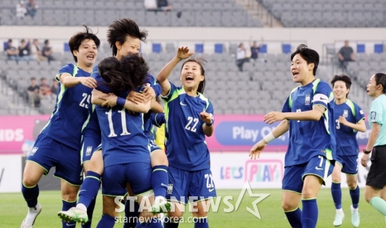 정민영이 2일 용인미르종합운동장에서 열린 국가대표평가전 대한민국과 콜롬비아의 경기에서 전반 초반 선제골을 성공시킨후 동료들과 자축하고 있다. /사진=강영조 선임기자
