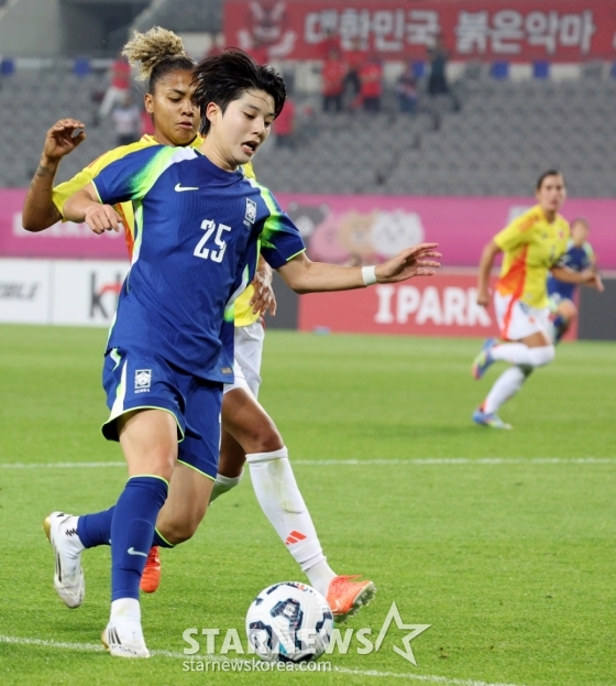 대표팀 정다빈 2일 용인미르종합운동장에서 열린 국가대표평가전 대한민국과 콜롬비아의 경기에서 사이드 돌파를 시도하고 있다. /사진=강영조 선임기자