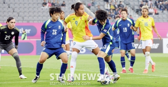 정다빈이 2일 용인미르종합운동장에서 열린 국가대표평가전 대한민국과 콜롬비아의 경기에서 콜롬비아 라미레즈와 볼을 다투고 있다. /사진=강영조 선임기자