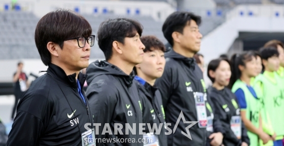 신상우 여자축구대표팀 감독이 2일 용인미르종합운동장에서 열린 국가대표평가전 대한민국과 콜롬비아의 경기에서 지휘하고 있다. /사진=강영조 선임기자