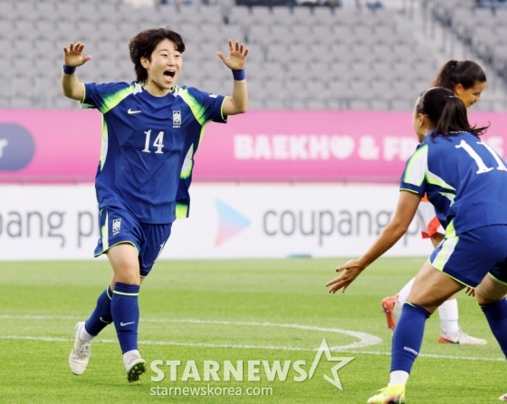 정민영이 2일 용인미르종합운동장에서 열린 국가대표평가전 대한민국과 콜롬비아의 경기에서 전반 초반 선제골을 성공시킨후 동료들과 자축하고 있다. /사진=강영조 선임기자
