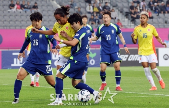 정다빈이 2일 용인미르종합운동장에서 열린 국가대표평가전 대한민국과 콜롬비아의 경기에서 콜롬비아 라미레즈와 볼을 다투고 있다. /사진=강영조 선임기자