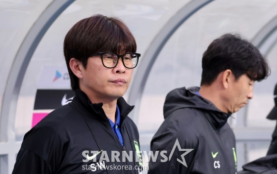 신상우 여자축구대표팀 감독이 2일 용인미르종합운동장에서 열린 국가대표평가전 대한민국과 콜롬비아의 경기에서 지휘하고 있다. /사진=강영조 선임기자