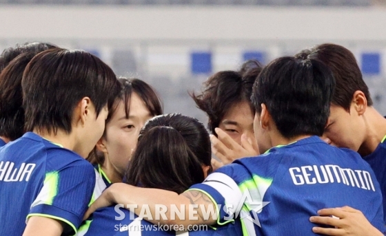 정민영이 2일 용인미르종합운동장에서 열린 국가대표평가전 대한민국과 콜롬비아의 경기에서 전반 초반 선제골을 성공시킨후 동료들과 자축하고 있다. /사진=강영조 선임기자