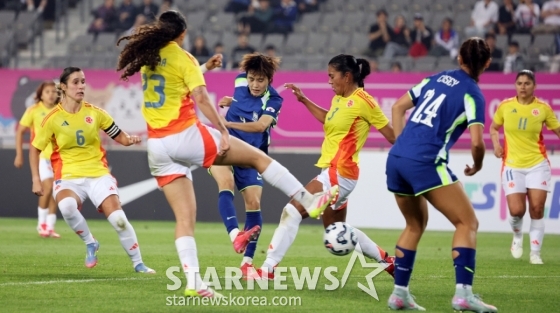 대표팀 문은주가 2일 용인미르종합운동장에서 열린 국가대표평가전 대한민국과 콜롬비아의 경기에서 수비를 따돌리며 슈팅을 시도하고 있다. /사진=강영조 선임기자