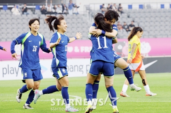 정민영이 2일 용인미르종합운동장에서 열린 국가대표평가전 대한민국과 콜롬비아의 경기에서 전반 초반 선제골을 성공시킨후 동료들과 자축하고 있다. /사진=강영조 선임기자