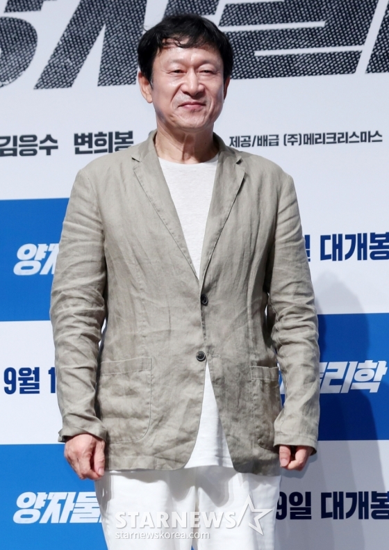  배우 김응수가 13일 오전 서울 강남구 압구정 CGV에서 진행된 영화 &#039;양자물리학&#039; 제작보고회에 참석해 포즈를 취하고 있다.
