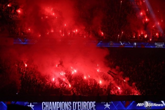파리 생제르망 우승 퍼레이드에서 홍염을 피운 PSG 관중들. /AFPBBNews=뉴스1
