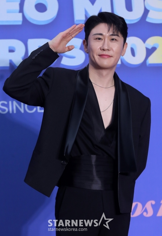 가수 영탁이 16일 오후 서울 중구 장충체육관에서 진행된 &#039;한터뮤직어워즈 2024&#039; 레드카펫 행사에 참석해 포즈를 취하고 있다. 2025.02.1 /사진=김창현 chmt@