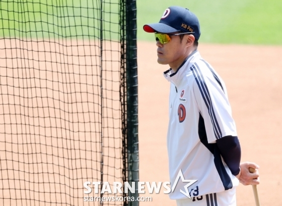2025 신한 SOL Bank KBO리그 두산 베어스 대 KIA 타이거즈 경기가 3일 서울 잠실야구장에서 열렸다.  두산 조성환 감독 대행이 선수들의 훈련을 지켜보고 있다. /사진=김진경 대기자