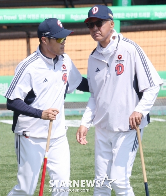  2025 신한 SOL Bank KBO리그 두산 베어스 대 KIA 타이거즈 경기가 3일 서울 잠실야구장에서 열렸다. 두산 조성환(왼쪽) 감독 대행이 고토 코치와 대화를 나누며 선수들의 훈련을 지켜보고 있다. /사진=김진경 대기자
