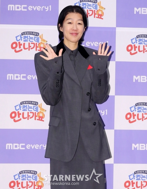 방송인 홍진경이 17일 오전 서울 마포구 상암동 스탠포드 호텔에서 진행된 MBC에브리원 &#039;다 컸는데 안 나가요&#039; 제작발표회에 참석해 포즈를 취하고 있다.   &#039;다 컸는데 안 나가요&#039;는 높은 물가와 집값 상승으로 청년 2명 중 1명이 &#039;캥거루족&#039;이라는 요즘 시대에 부모님과 함께 살아가는 스타들의 일상을 공개하는 관찰 예능 프로그램이다. 오는 18일 첫 방송. 2025.01.17 /사진=김창현 chmt@