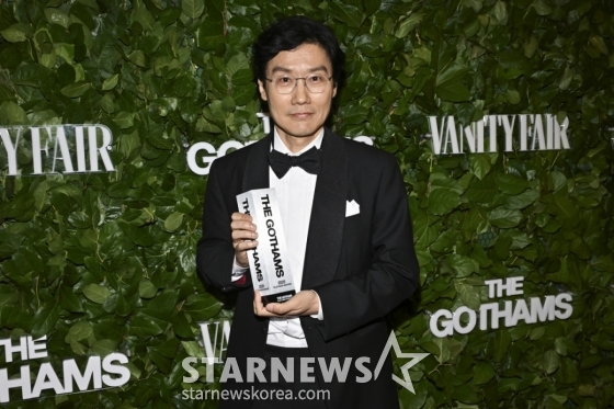 [뉴욕=AP/뉴시스] 넷플릭스 &#039;오징어 게임&#039;의 황동혁 감독이 2일(현지 시간) 미국 뉴욕 월스트리트 치프리아니에서 열린 &#039;2025 고담 텔레비전 어워즈&#039;에서 공로상(Creator Tribute)을 받은 후 포즈를 취하고 있다. 2025.06.03. /사진=민경찬