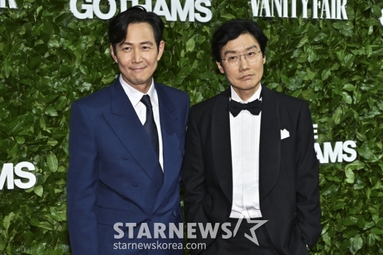 [뉴욕=AP/뉴시스] 넷플릭스 &#039;오징어 게임&#039;의 황동혁(오른쪽) 감독과 배우 이정재가 2일(현지 시간) 미국 뉴욕 월스트리트 치프리아니에서 열린 &#039;2025 고담 텔레비전 어워즈&#039;에 참석해 포토 타임을 갖고 있다. 황 감독은 이날 TV의 지평을 넓히고 크나큰 영향을 미친 창작자에게 수여되는 공로상(Creator Tribute)을 받았다. 2025.06.03. /사진=민경찬