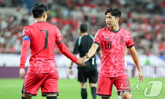 지난해 9월 서울 마포구 서울월드컵경기장에서 열린 2026 국제축구연맹(FIFA) 북중미 월드컵 아시아 3차 예선 B조 1차전 대한민국과 팔레스타인의 경기, 대한민국 손흥민과 이강인이 대화를 나누고 있다. /사진=뉴스1