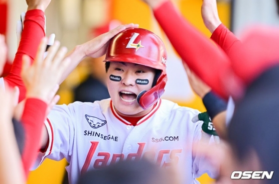 한유섬에 이어 백투백 홈런을 날린 고명준이 동료들의 축하를 받고 있다.