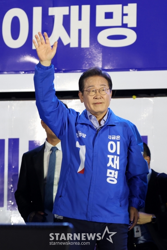 [서울=뉴시스] 조성우 기자 = 이재명 더불어민주당 대선후보가 2일 오후 서울 영등포구 여의도공원 문화의마당에서 열린 집중유세에서 연설을 마친뒤 손을 들어 시민들에게 인사하고 있다. 2025.06.02. xconfind@newsis.com /사진=조성우