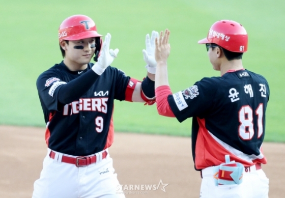 2025 신한 SOL Bank KBO리그 두산 베어스 대 KIA 타이거즈 경기가 3일 서울 잠실야구장에서 열렸다.  KIA 윤도현(왼쪽)이 4회초 2사 1,2루에서 1타점 적시타를 날리고 출루한 후 윤해진 코치의 환영을 받고 있다. /사진=김진경 대기자