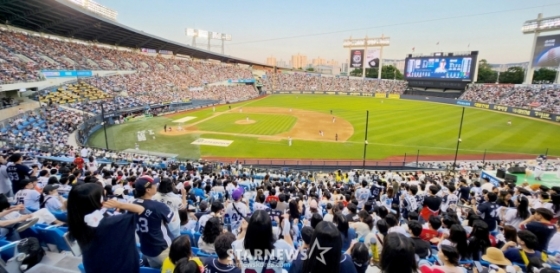 2025 신한 SOL Bank KBO리그 두산 베어스 대 KIA 타이거즈 경기가 3일 서울 잠실야구장에서 열렸다.  잠실구장을 가득 메운 야구팬들이 명승부를 즐기고 있다. /사진=김진경 대기자