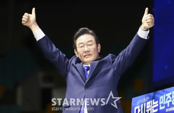 (서울=뉴스1) = 이재명 더불어민주당 대통령 후보가 4일 제21대 대한민국 대통령 당선이 확실시 되고 있다.  사진은 2022년 8월 28일 올림픽공원 체조경기장에서 열린 더불어민주당 제 5차 정기전국대의원대회에서 당대표로 선출된 이재명 의원이 인사하는 모습. (뉴스1 DB) 2025.6.4/뉴스1  Copyright (C) 뉴스1. All rights reserved. 무단 전재 및 재배포,  AI학습 이용 금지. /사진=(서울=뉴스1)