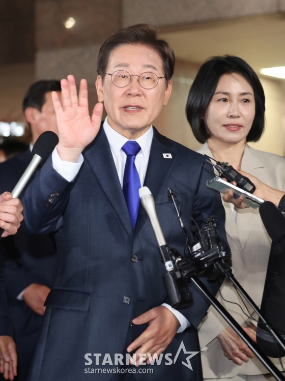[인천=뉴시스] 전진환 기자 = 이재명 대통령이 4일 밤 인천 계양구 자택을 나서며 지지자들의 환호에 손을 들어 답하고 있다. 2025.06.04.  amin2@newsis.com /사진=전진환