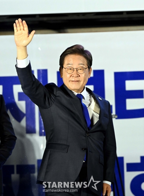 (서울=뉴스1) 안은나 기자 = 당선이 확실시된 이재명 더불어민주당 대통령 후보가 4일 서울 여의도 국회 앞에 마련된 민주당 국민개표방송시청 현장을 찾아 지지자들에게 인사하고 있다. (공동취재) 2025.6.4/뉴스1  Copyright (C) 뉴스1. All rights reserved. 무단 전재 및 재배포,  AI학습 이용 금지. /사진=(서울=뉴스1) 안은나 기자