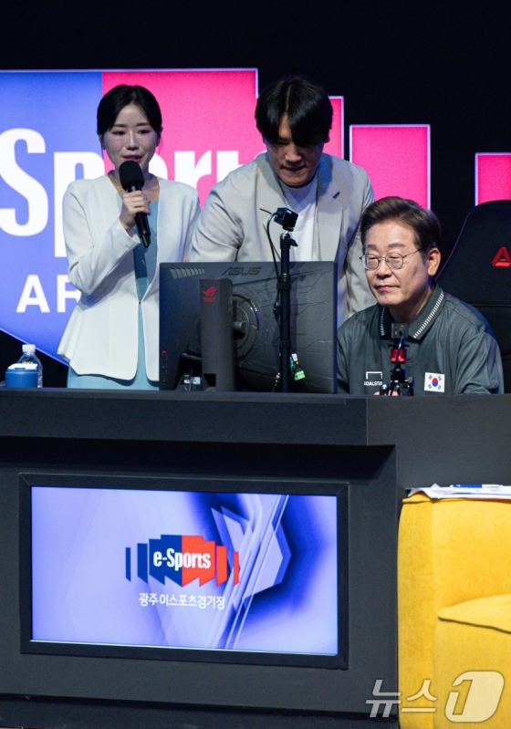 이재명(오른쪽) 당시 대통령 후보가 지난 5월 17일 오후 광주에서 e스포츠를 체험하고 있다. /사진=뉴스1