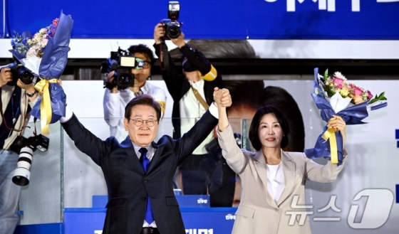 이재명(왼쪽) 더불어민주당 대통령 후보와 부인 김혜경 여사가 4일 오전 당선이 확실시되자 서울 여의도 국회 앞을 찾아 꽃다발을 받아 들어보이고 있다. /사진=뉴스1