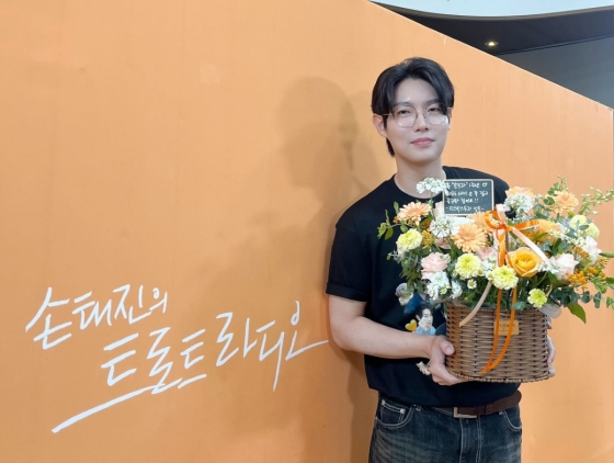 손태진 &#039;손태진의 트로트 라디오&#039; DJ 1주년 인증샷/사진제공=미스틱스토리